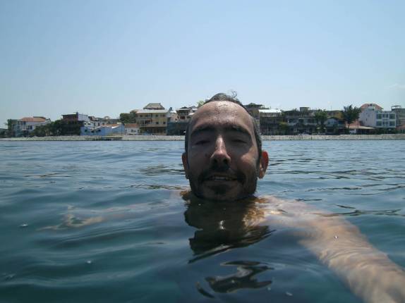 Nadando no lago Petén, ao redor da ilha de Flores, na Guatemala